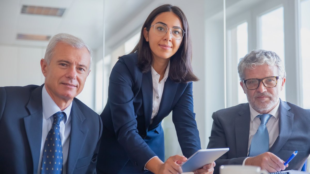 The Differences Between RCIC and Canadian Immigration Lawyer